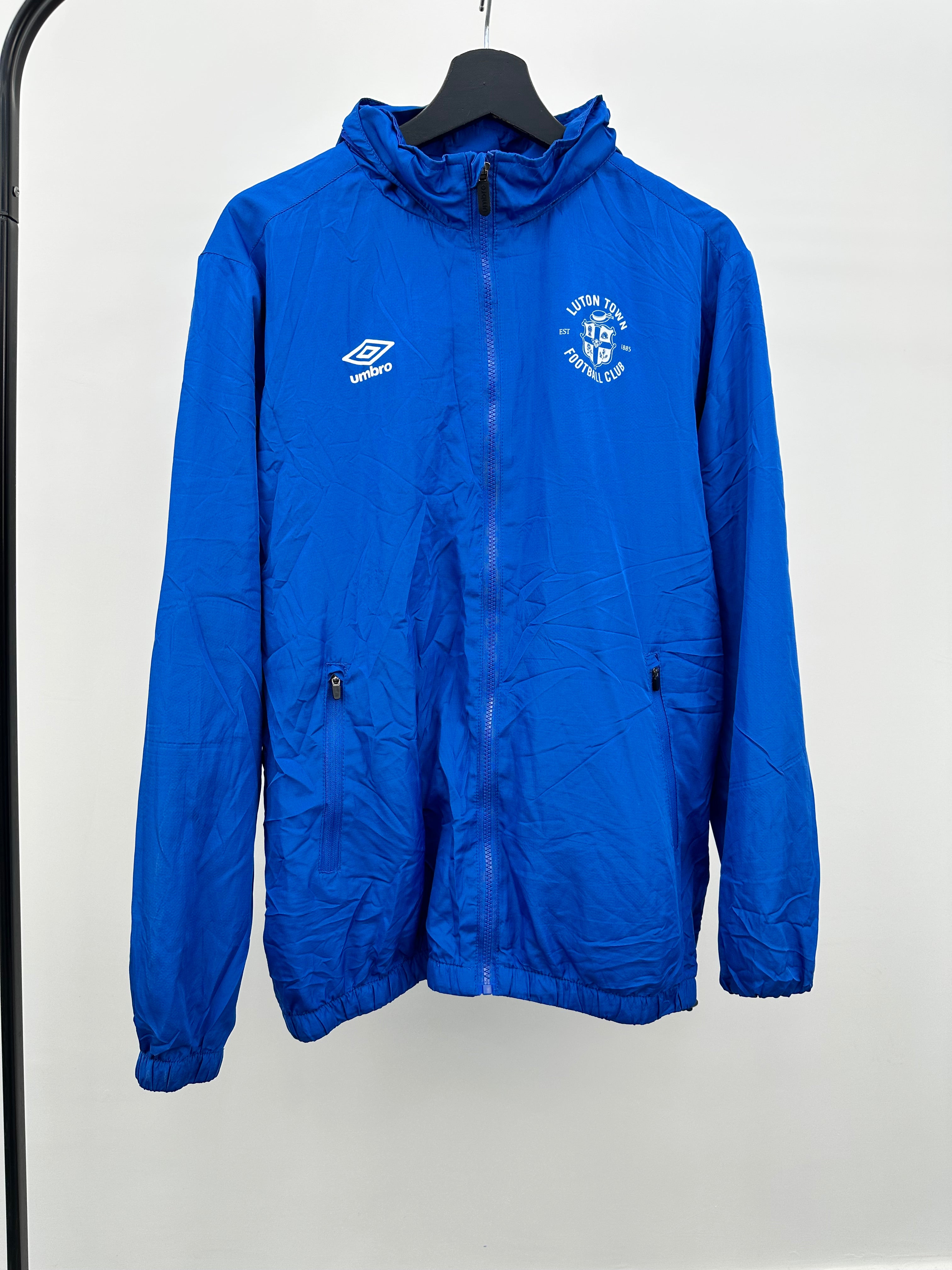 UMBRO LUTON TOWN CLUB SWEATSHIRT SIZE: M
