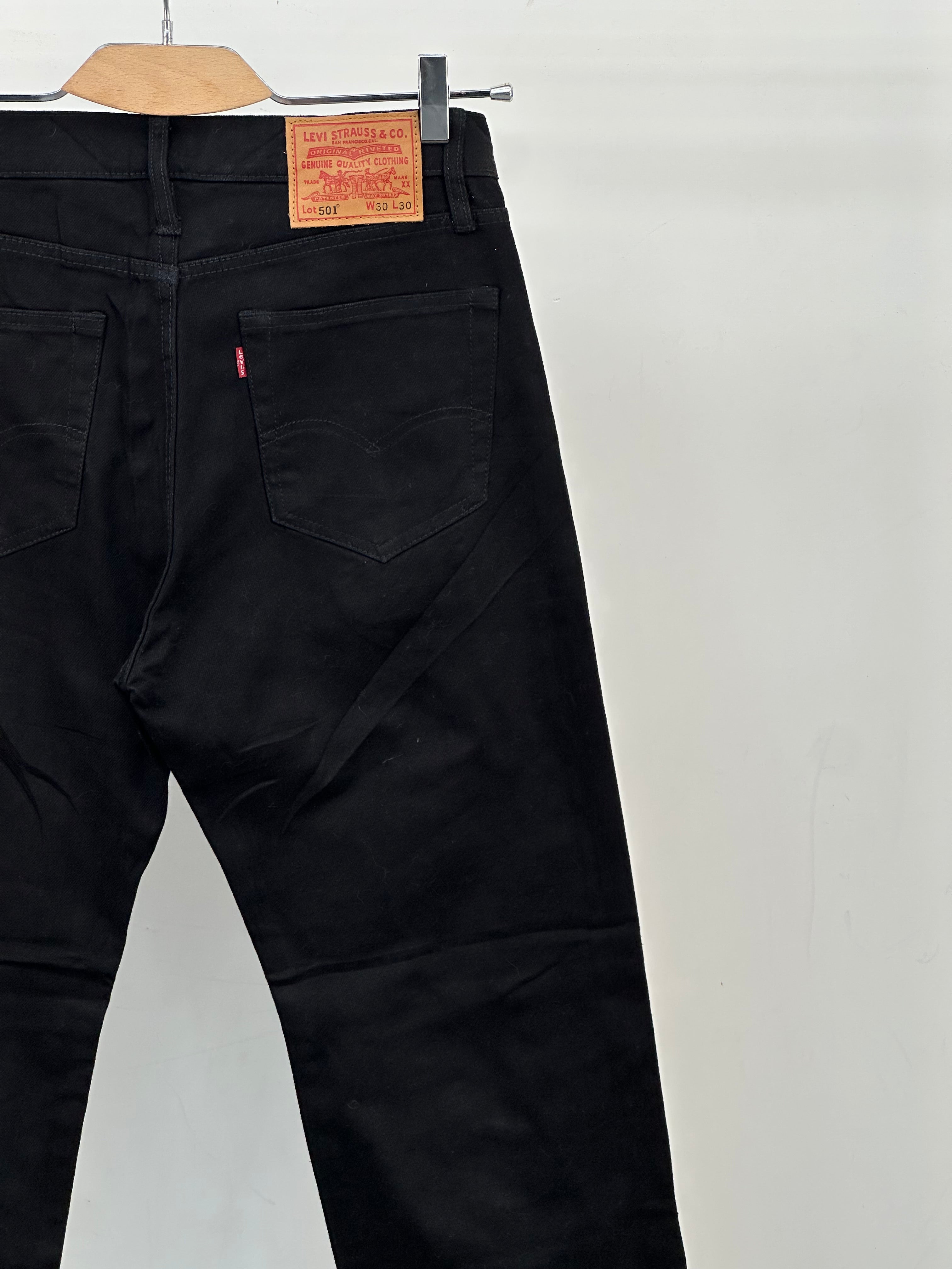 LEVI'S 501 REGUALR FIT: 44 ITA = W30 L30