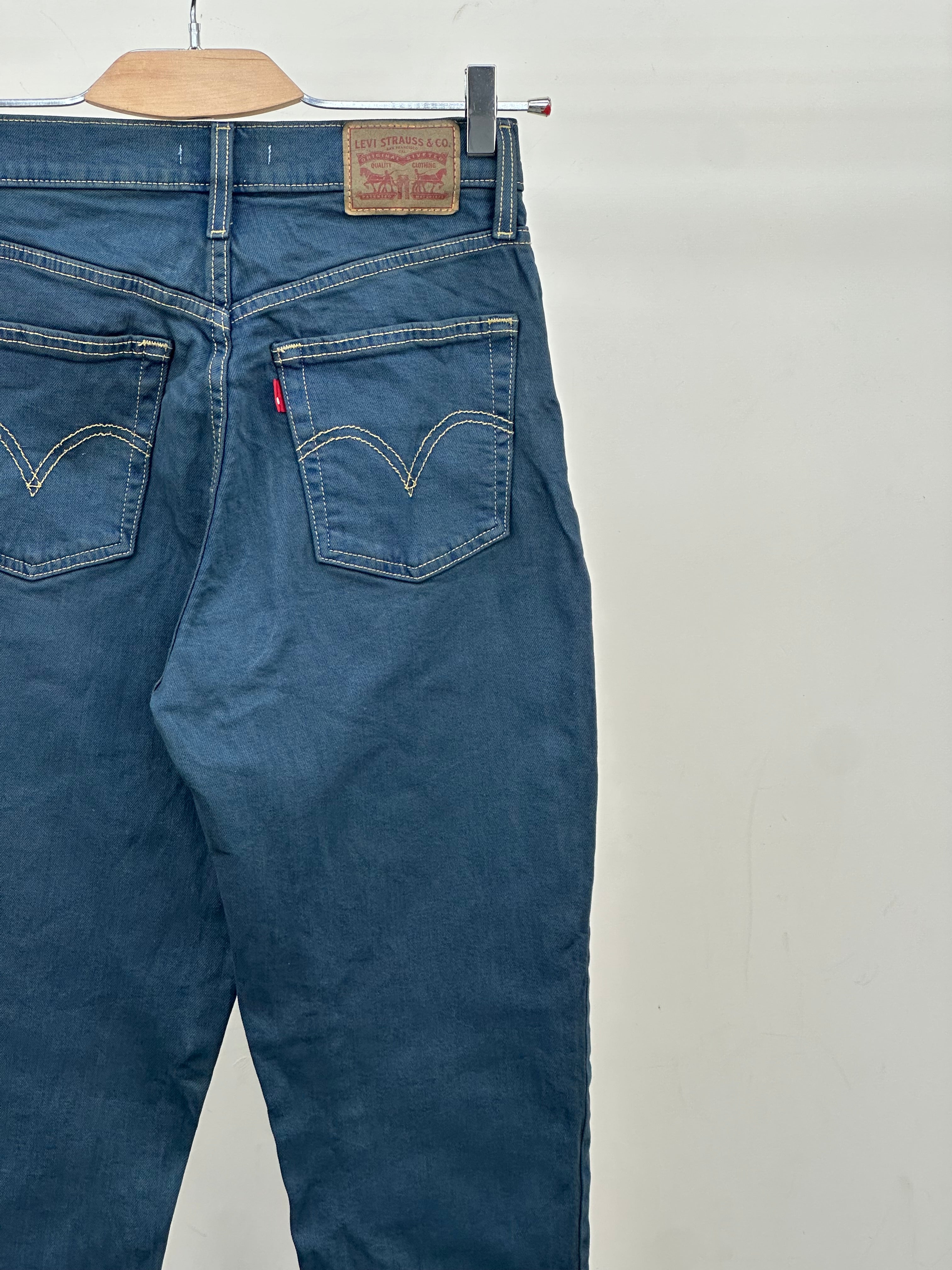 LEVI'S HIGH WAISTED TAPER FIT: 40 ITA = W26