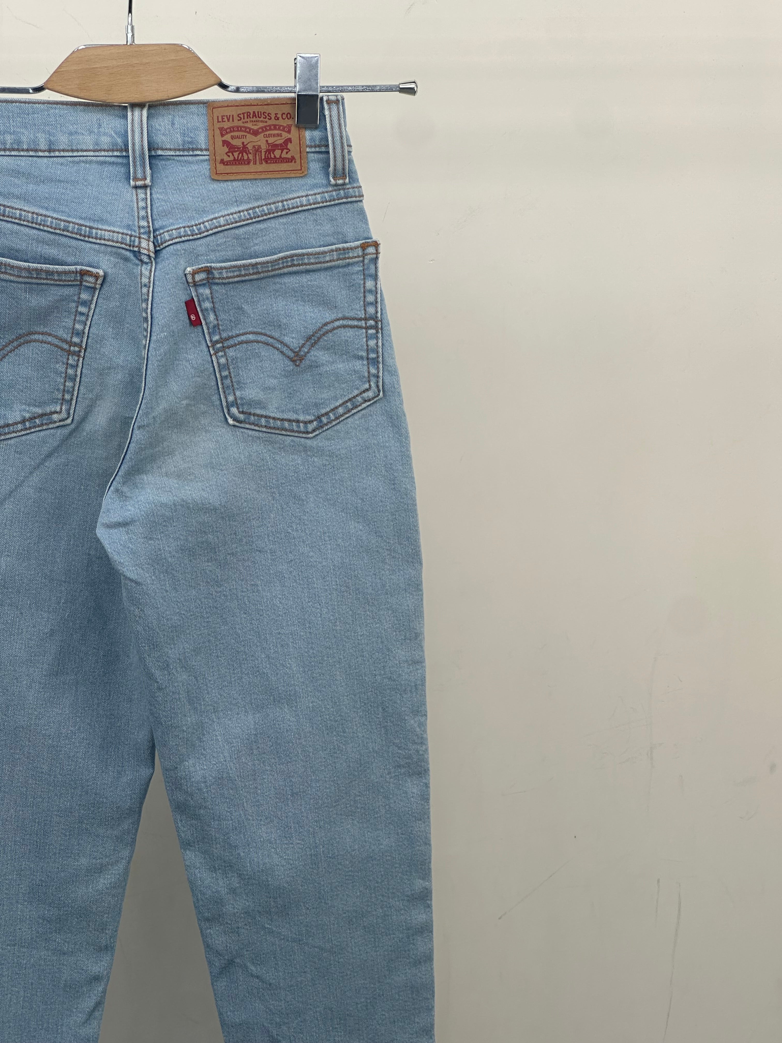 LEVI'S MOM JEAN TAGLIA: 37 ITA = W23