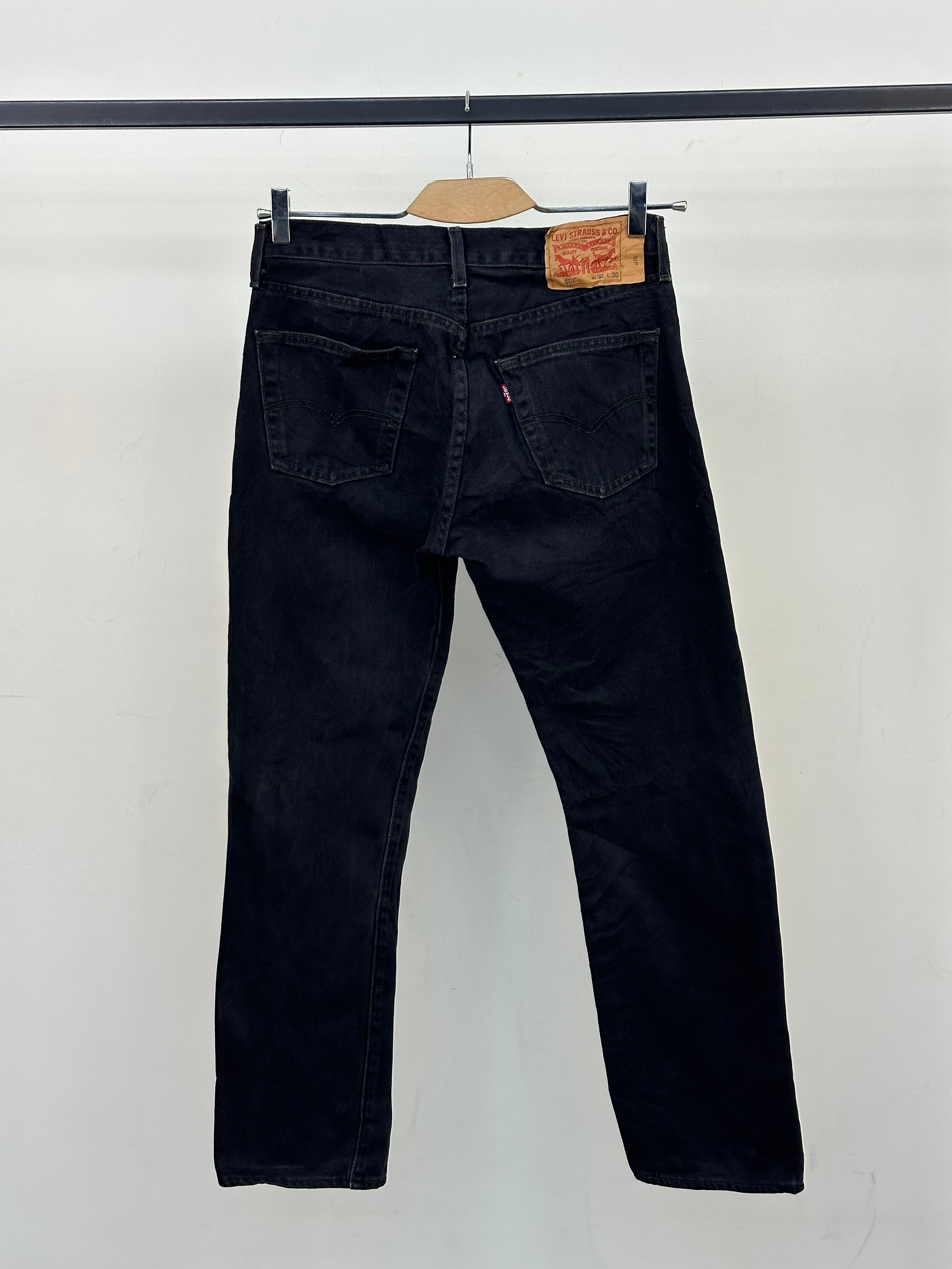 LEVI'S 501 REGUALR FIT: 44 ITA = W30 L30