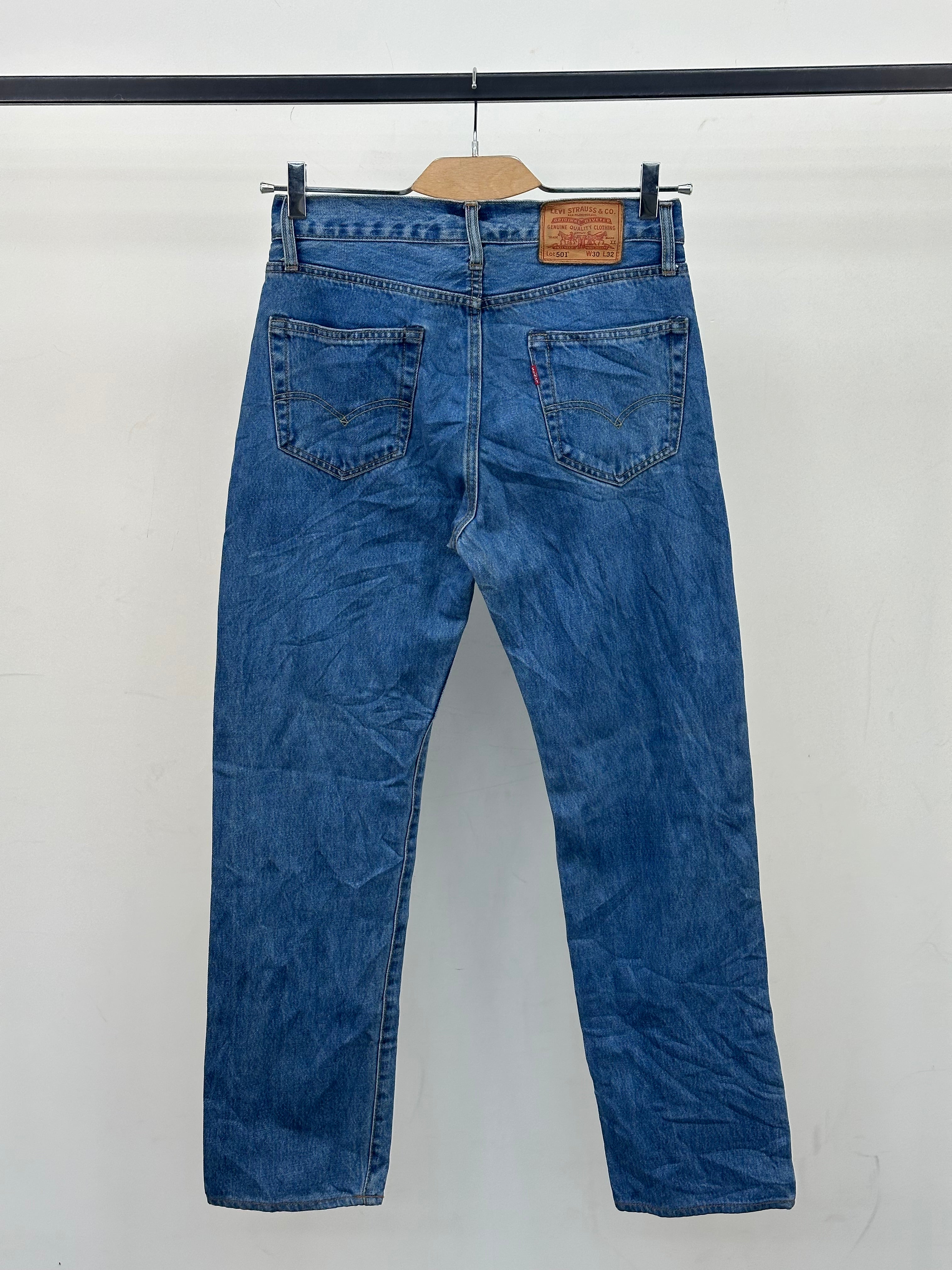 LEVI'S 501 REGUALR FIT: 44 ITA = W30 L32