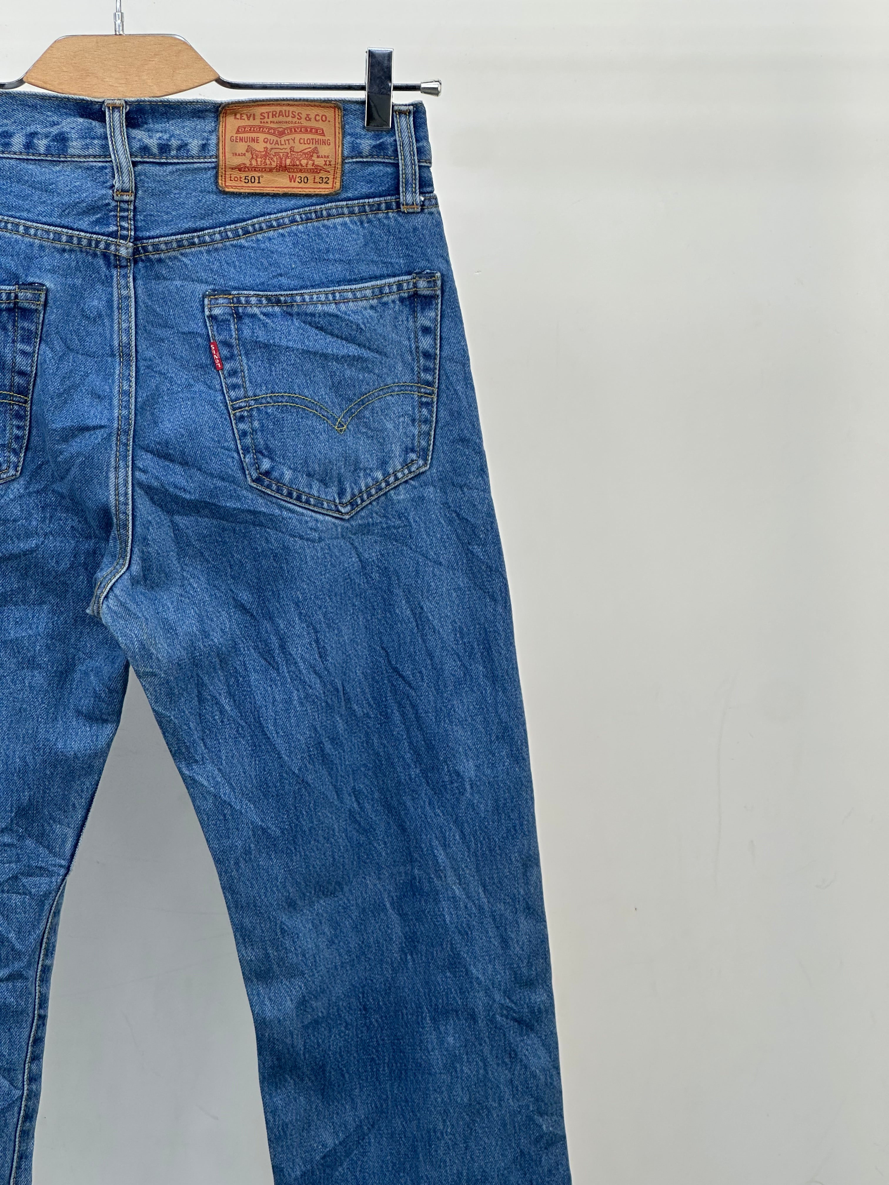 LEVI'S 501 REGUALR FIT: 44 ITA = W30 L32