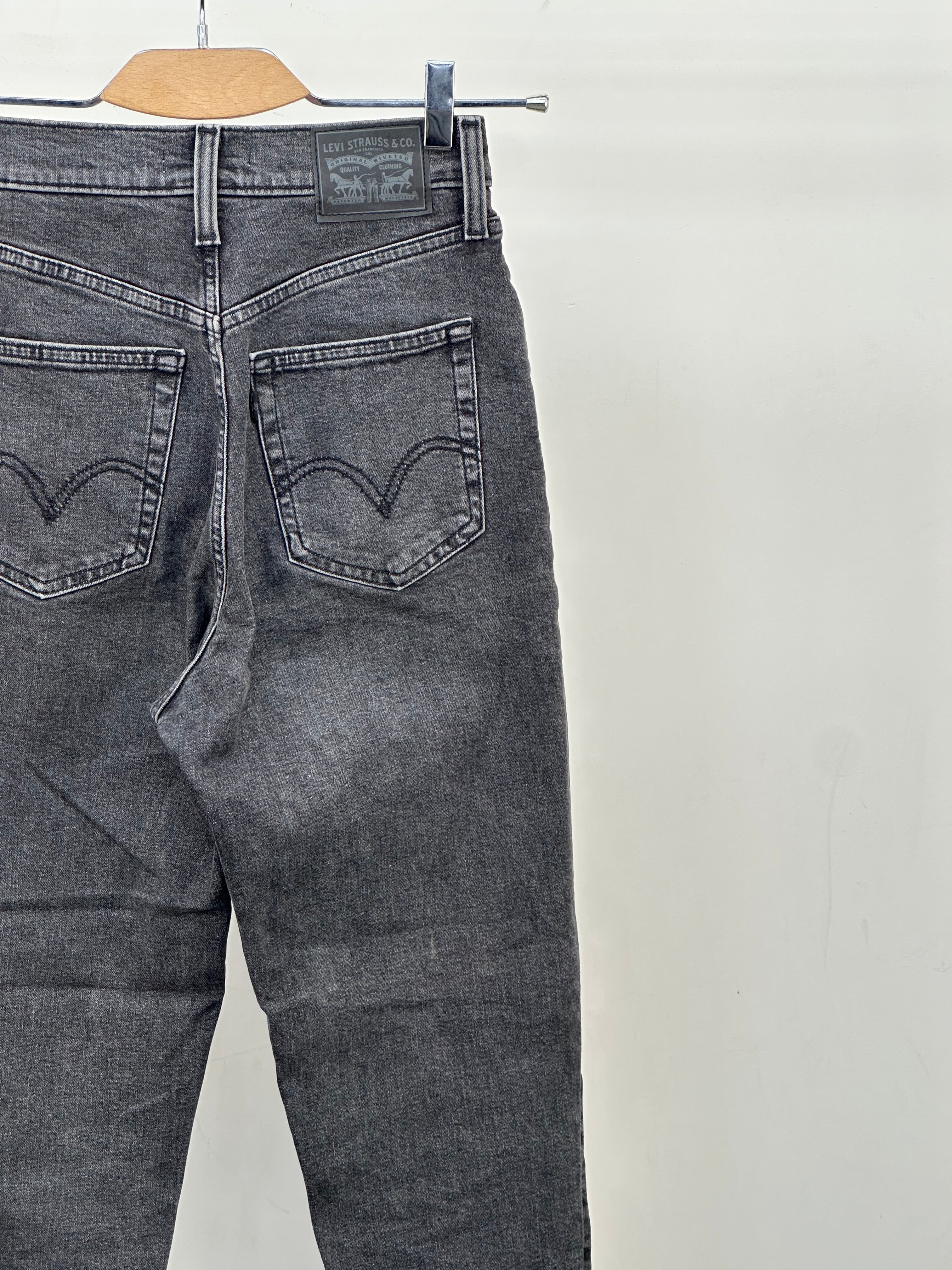 LEVI'S HIGH WAISTED TAPER : 40 ITA = W26 L27