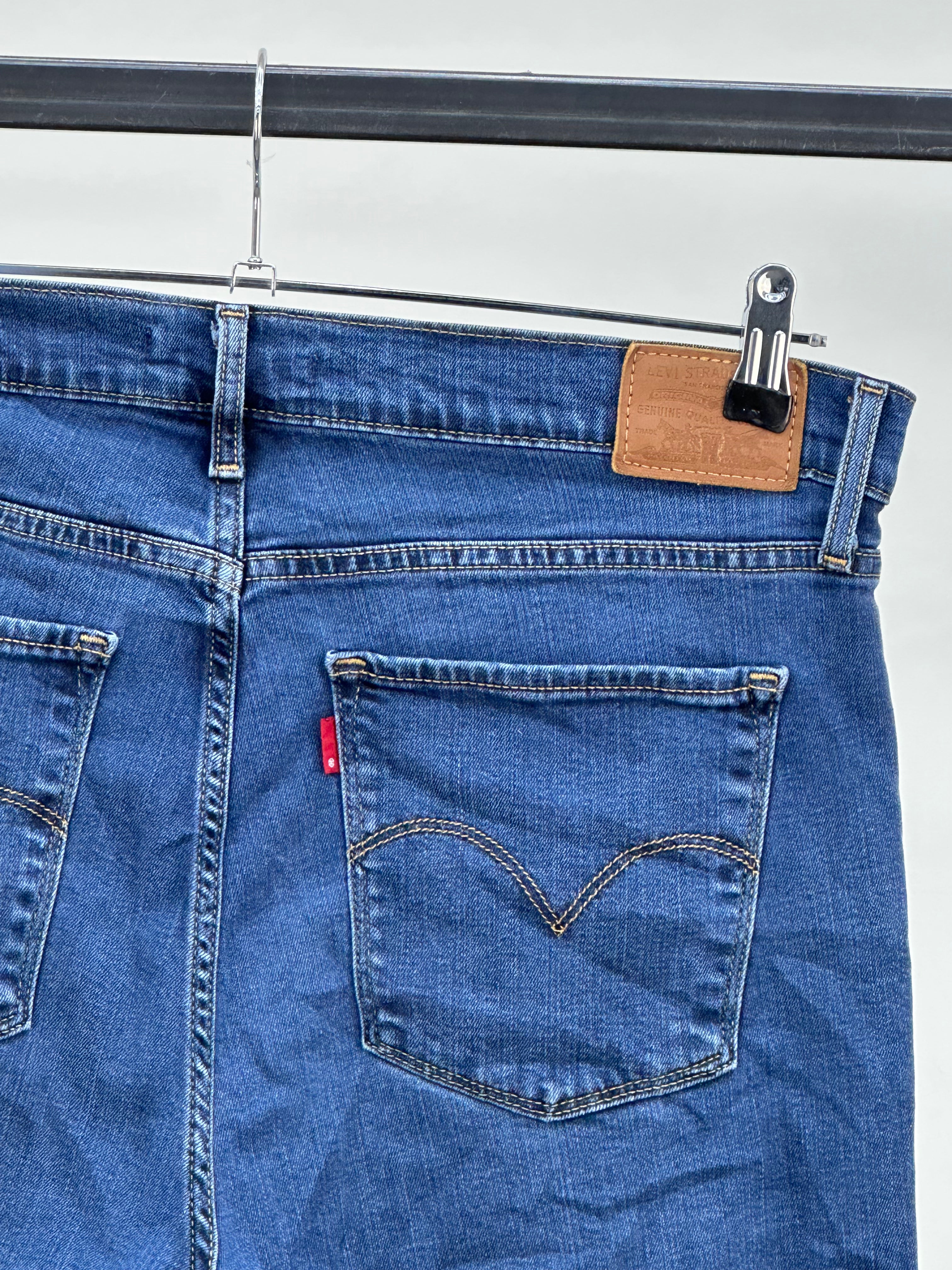 LEVI'S SLIM 725 HIGH RISE STRAIGHT W32 L32