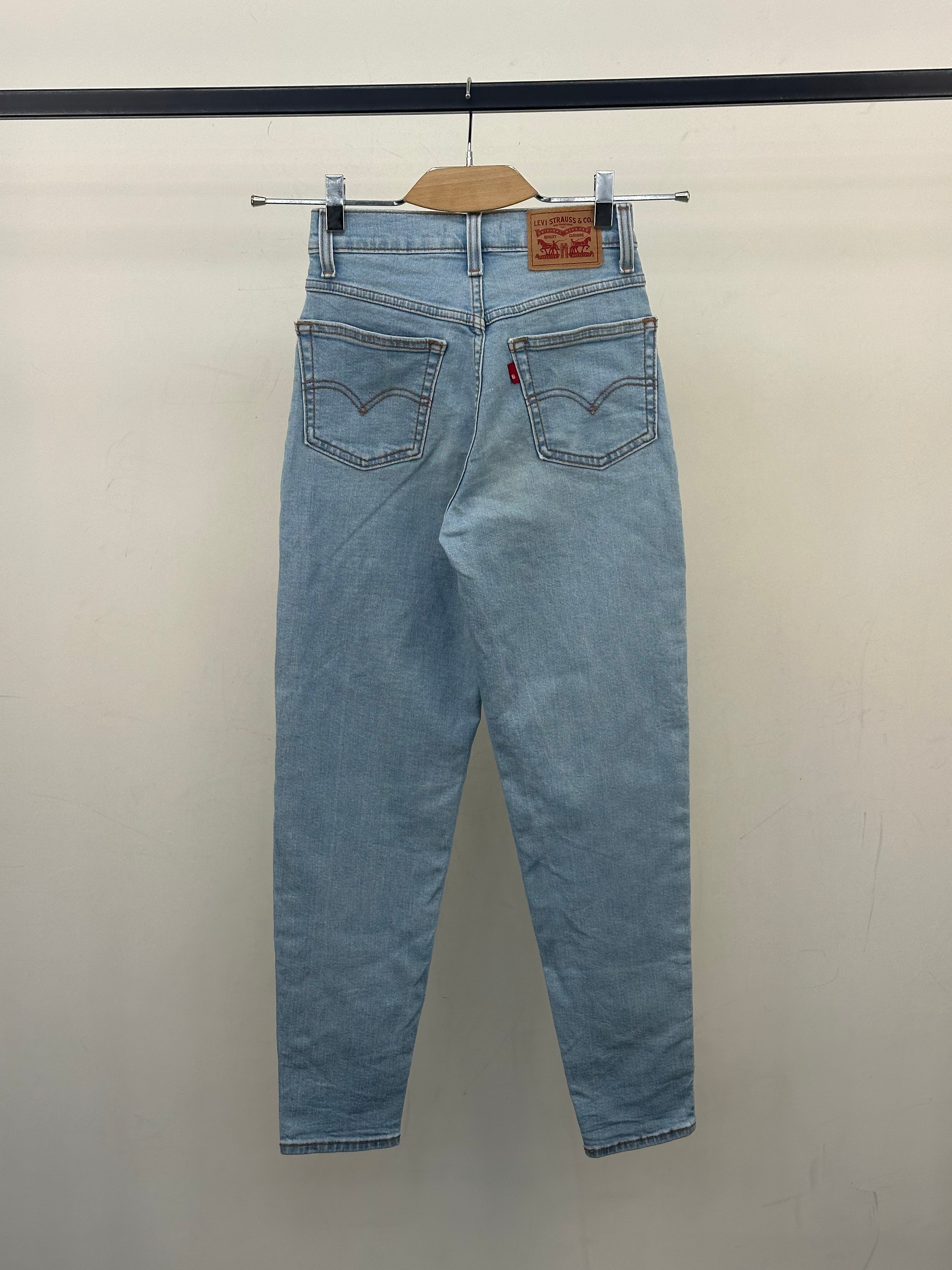 LEVI'S MOM JEAN TAGLIA: 37 ITA = W23
