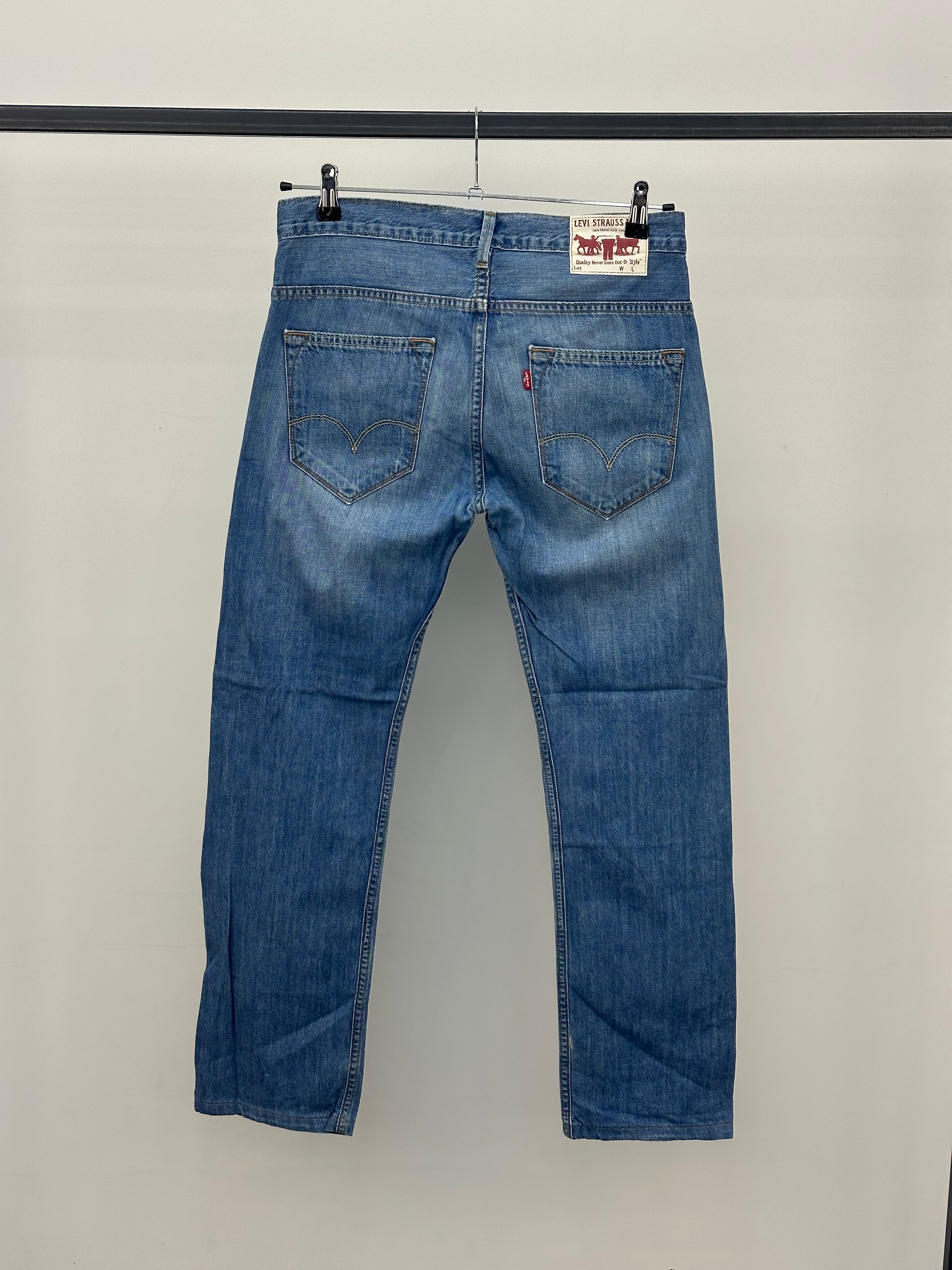 LEVI'S REGULAR FIT: 44 ITA = W30 L32