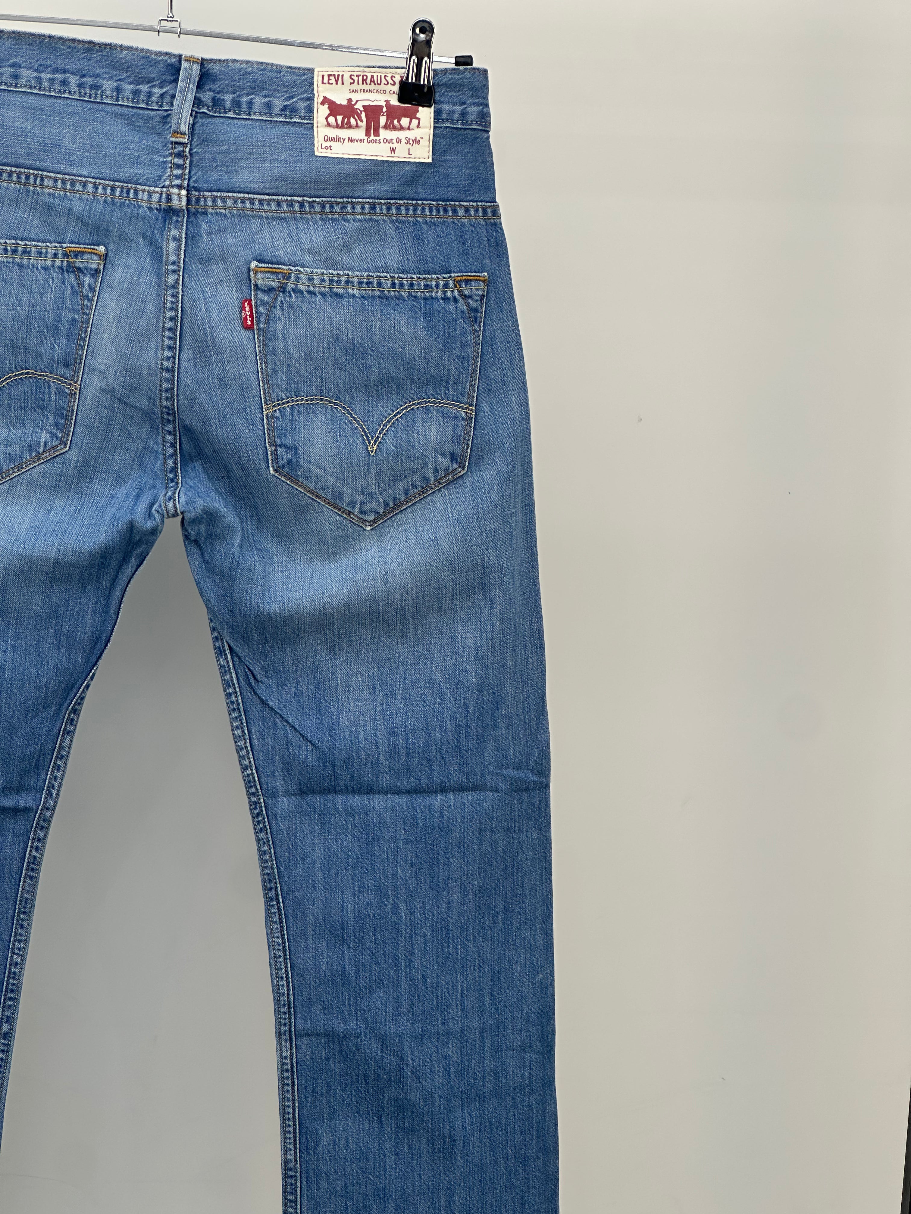 LEVI'S REGULAR FIT: 44 ITA = W30 L32