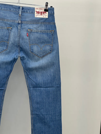 LEVI'S REGULAR FIT: 44 ITA = W30 L32